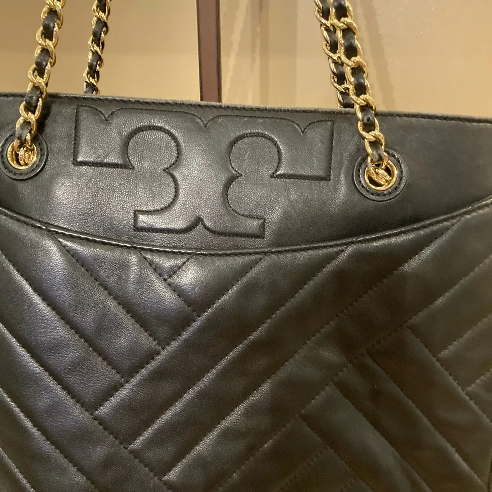 Tory Burch Alexa Black Soft leather quilted‎ Chevron Quilted Print Chain tote